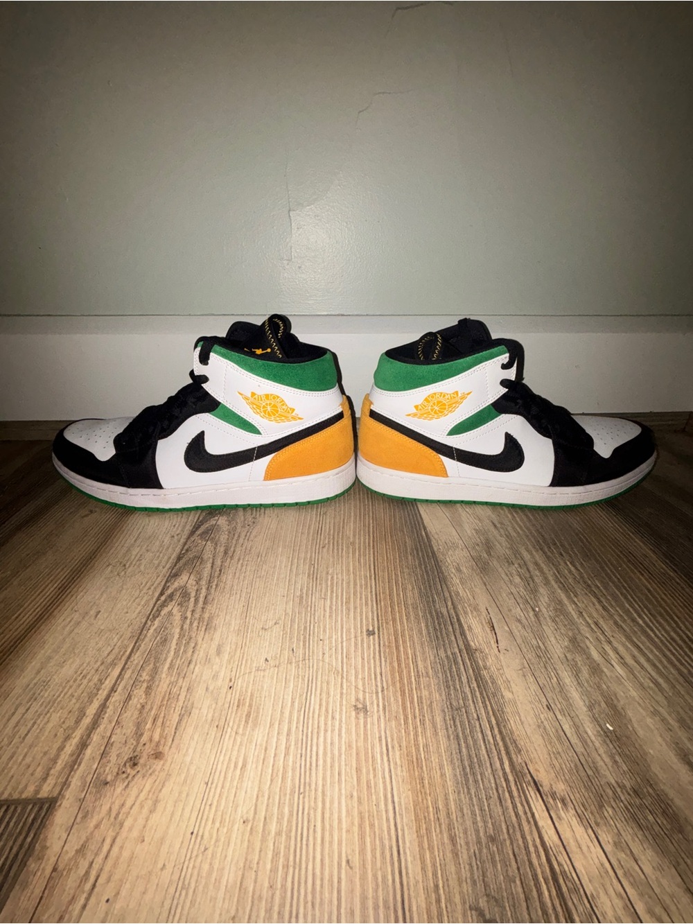 Air Jordan 1 Mid SE “Lucky Green / University Gold”